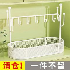 玄関の鍵を収納して家に入ると、下駄箱に飾られています。