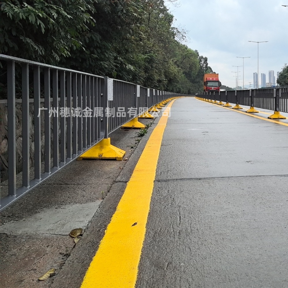 深圳市政道路隔离栏 深标港式护栏空心实心方管 人行道安全防护栏