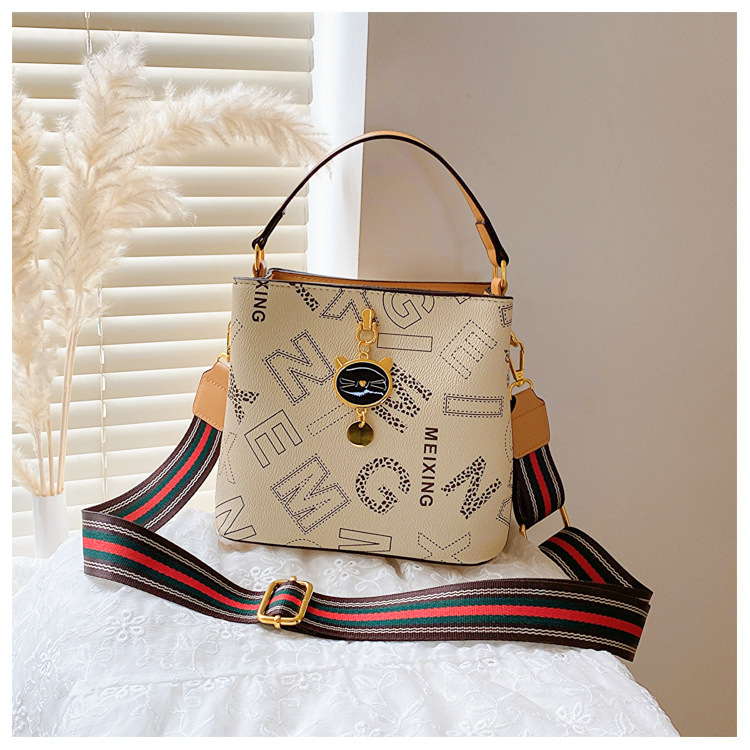 Frauen 2023 Neue Trendy Sommer High-End-Wasser Eimer Mode Alter Reduziert Umhängetasche Modische Handheld_voghion.com