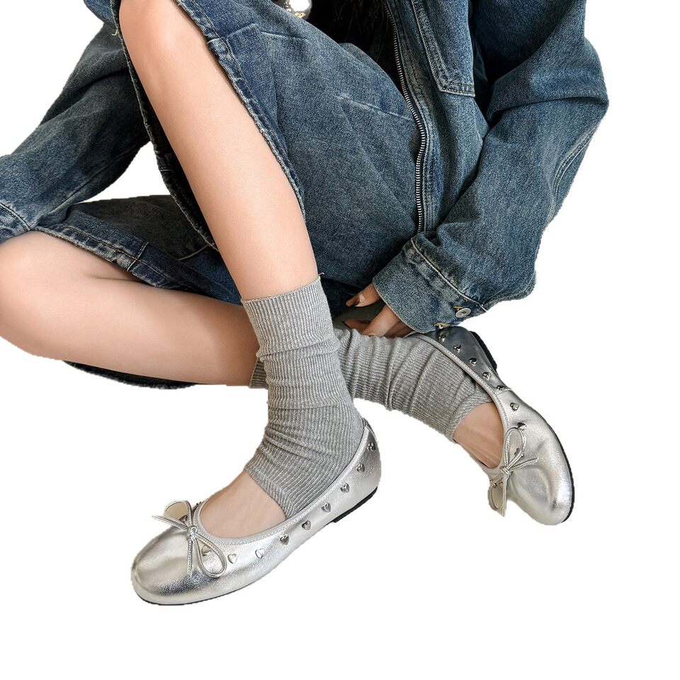 Giày bệt nữ da bò đế bằng mũi tròn đính nơ và đinh tán, kiểu giày lười cổ thấp — màu đen