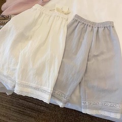 夏の女の子のカジュアルなズボンの赤ちゃんの洋気の子供の個性のファッションのブランドの流行のレースの流行の甘い広腿のズボン