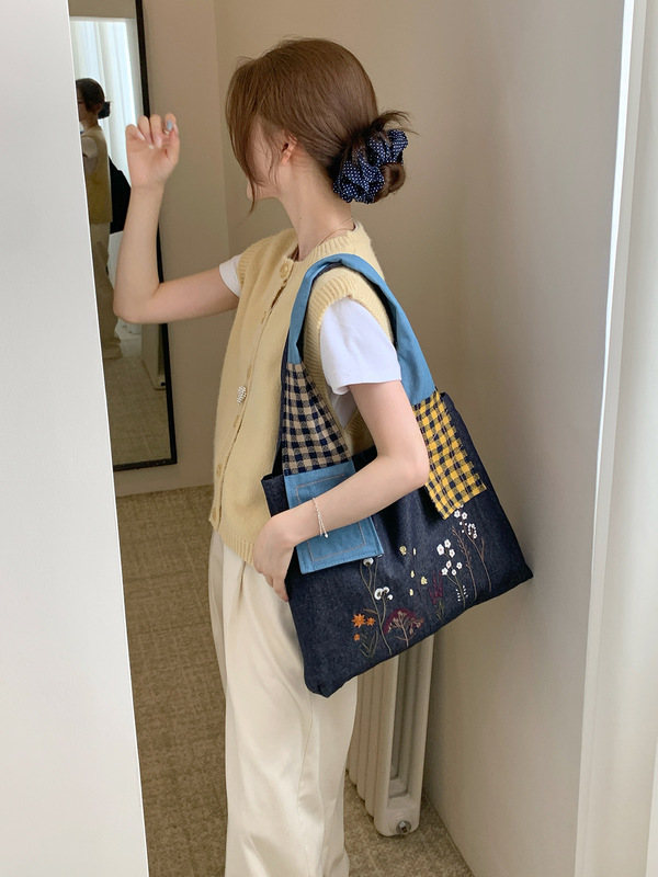 レトロドライフラワー刺繍デニムバッグフォレストスタイル大容量ショルダーバッグスプライシングデザイン通勤バッグ女性の秋冬新スタイル|undefined