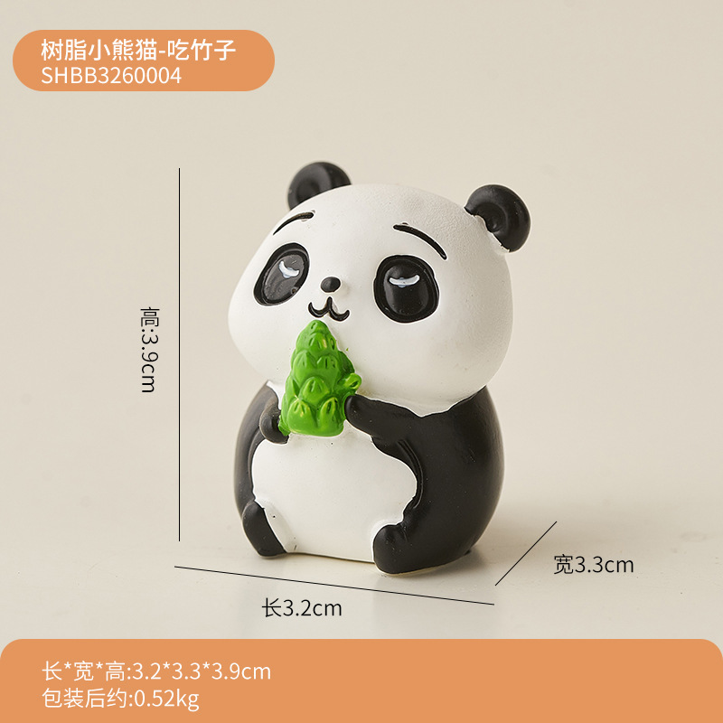 パンダのパソコンは腹ばいになってオフィスのデスクトップの装飾品を飾っています。|undefined
