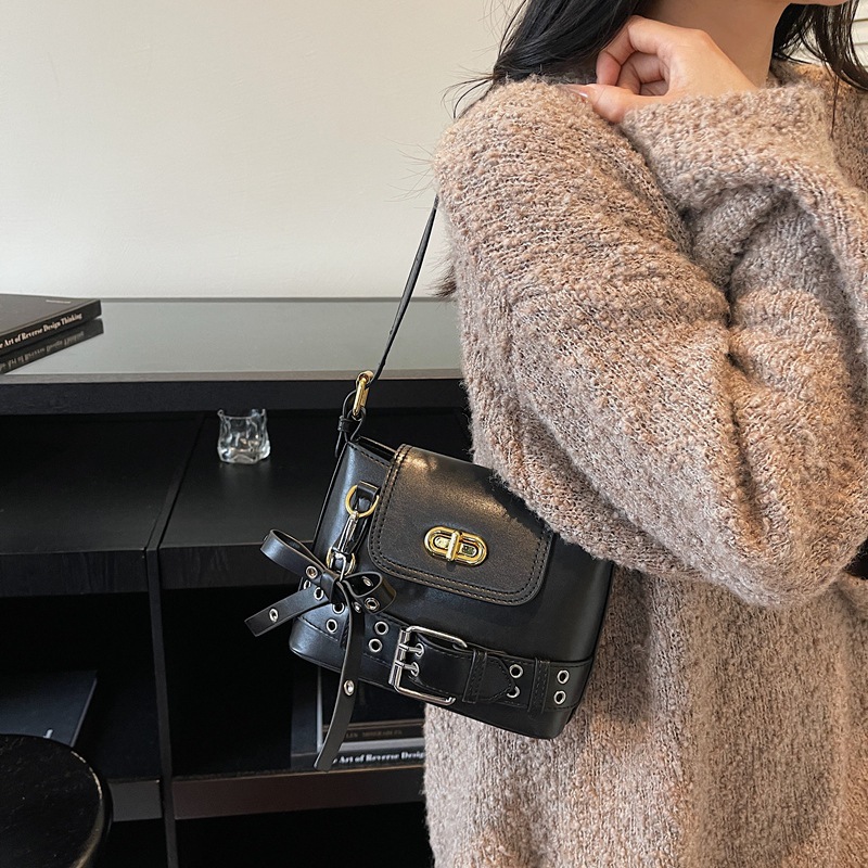 Transfronterizos retro locomotora cool viento brazo bolso para mujeres otoño / invierno 2025 nuevo estilo caliente bolso de hombro universal bolso de mochila de moda