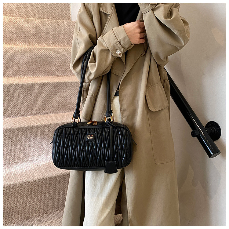 Retro bag for women, large capacity, new 2024 autumn and winter versatile, niche design, single-shoulder underarm bag, commuting pillow bag undefined