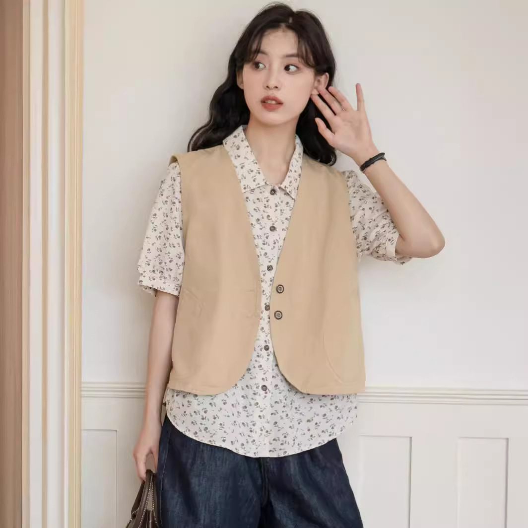 2024 Summer New Japanese Style Simple Small Bony Design Sense High-grade Stacked Short V-neck Vest Women's Coat
