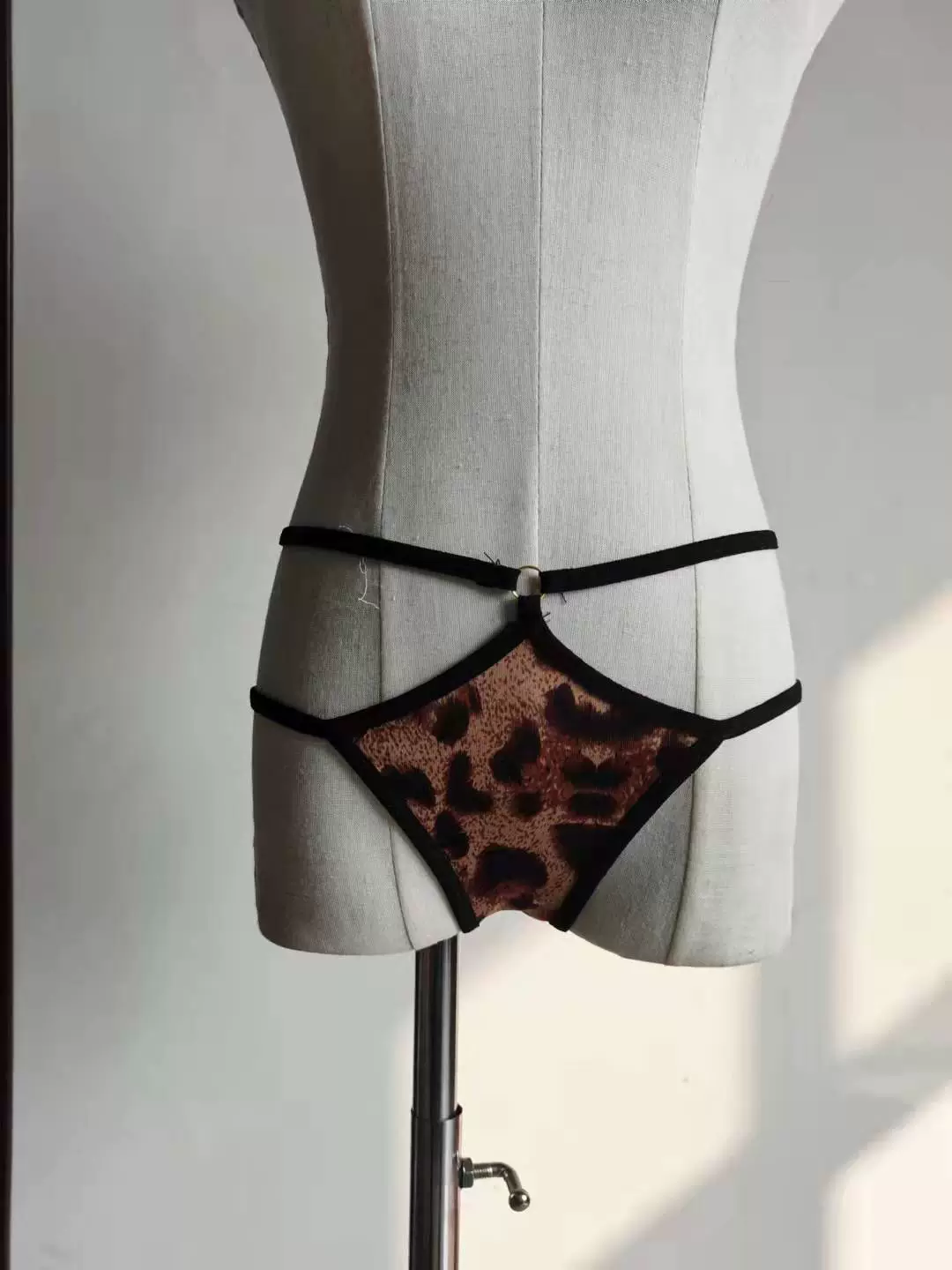 Сексуальные спортивные трусы MS UNDERPANTS, бесшовные стринги