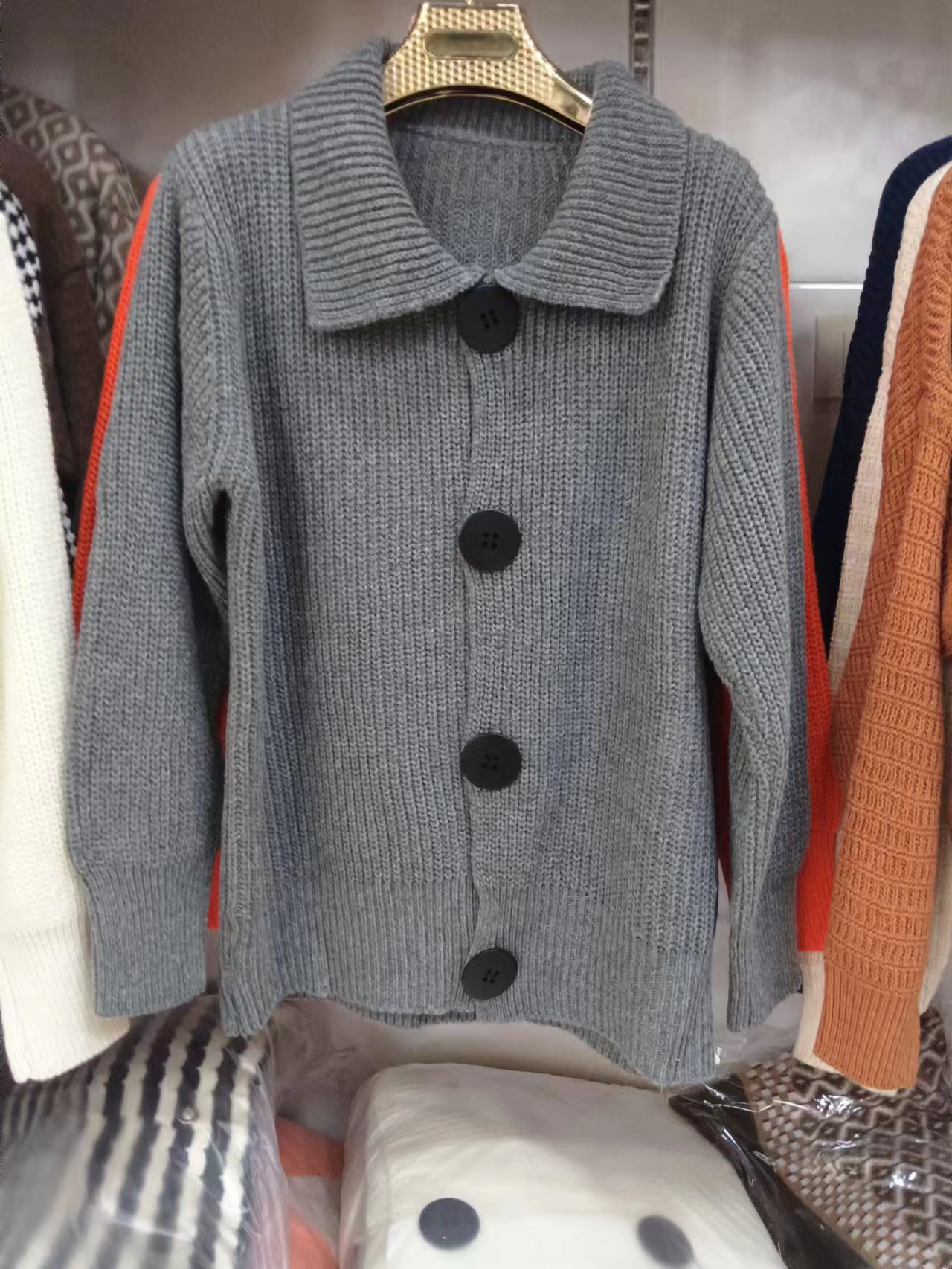 Version de vêtements pour femmes du nouveau pull de printemps et d'automne, manteau polyvalent, mode ample, gros boutons, style occidental, cardigan tricoté à revers pour femmes_voghion.com