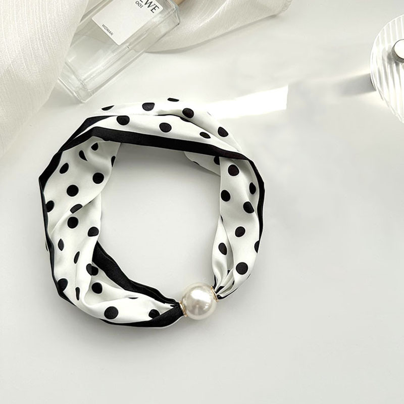 Pañuelo de seda para mujer primavera y verano 2024 nuevo collar de hebilla de succión magnética de perlas de alto nivel de nicho