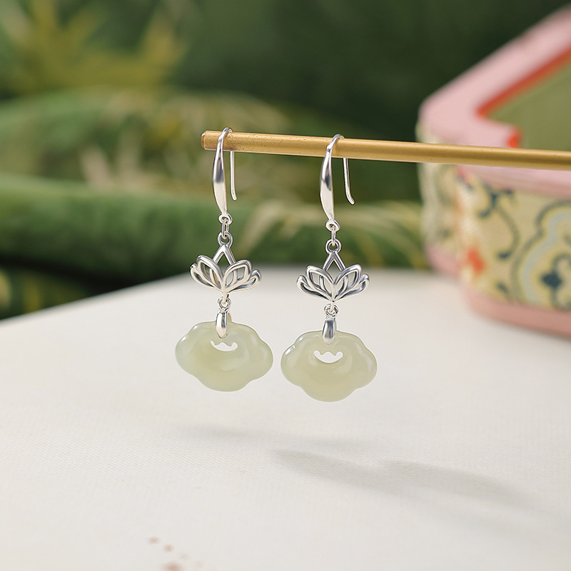 Bông tai bạc S925 đính ngọc Hetian tự nhiên hình hoa sen Ruyi cổ điển — một cặp