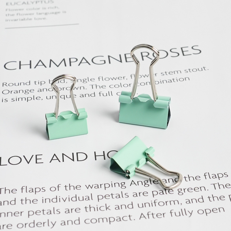 Groene bureauset met nietmachine, nietjes en rekenmachine. E-commerce set op voorraad._voghion.com