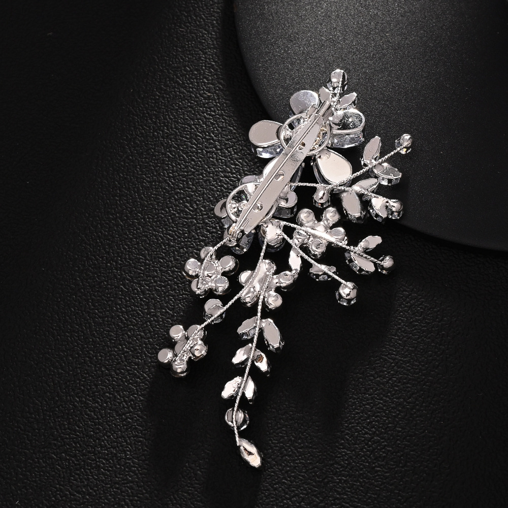 Aliexpress nuevo diseño de broche de flores de lujo ligero flor de pecho de zircón vestido de cena accesorios broche femenino