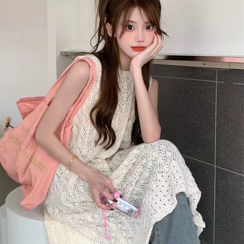 Wear a Sleeveless Dress in Summer with a New Style of Slit, Layered Hollow Lace, and a Loose Knit Camisole Wear a Sleeveless Dress in Summer with a New Style of Slit, Layered Hollow Lace, and a Loose Knit Camisole