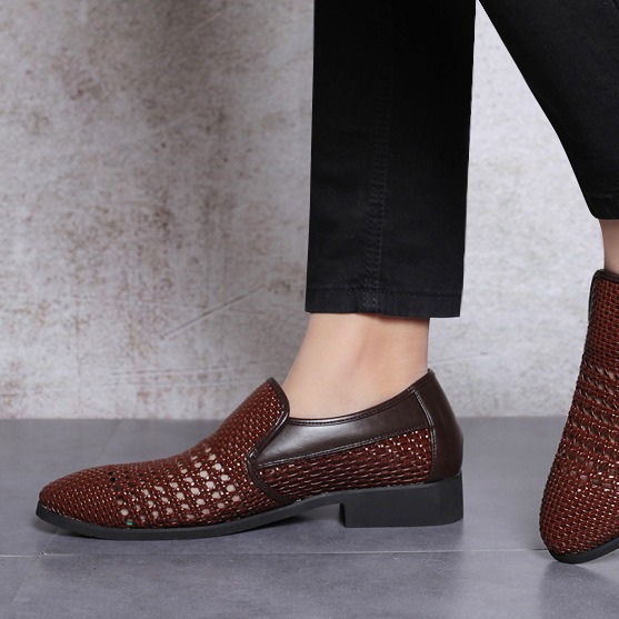 Directo de fábrica de verano nuevos hombres de negocios de cuero sandalias de fondo suave agujero zapatos de mediana edad y ancianos huecos tejidos zapatos de papá