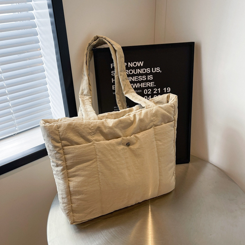 Bolso de color sólido, bolso de hombro de mujer, bolso de tendencia de gran capacidad, bolso de moda simple, bolso de plumón.