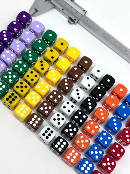 Factory direct supply 16mm acrylic color rounded color casual entertainment game 12 color throw dice dice cup