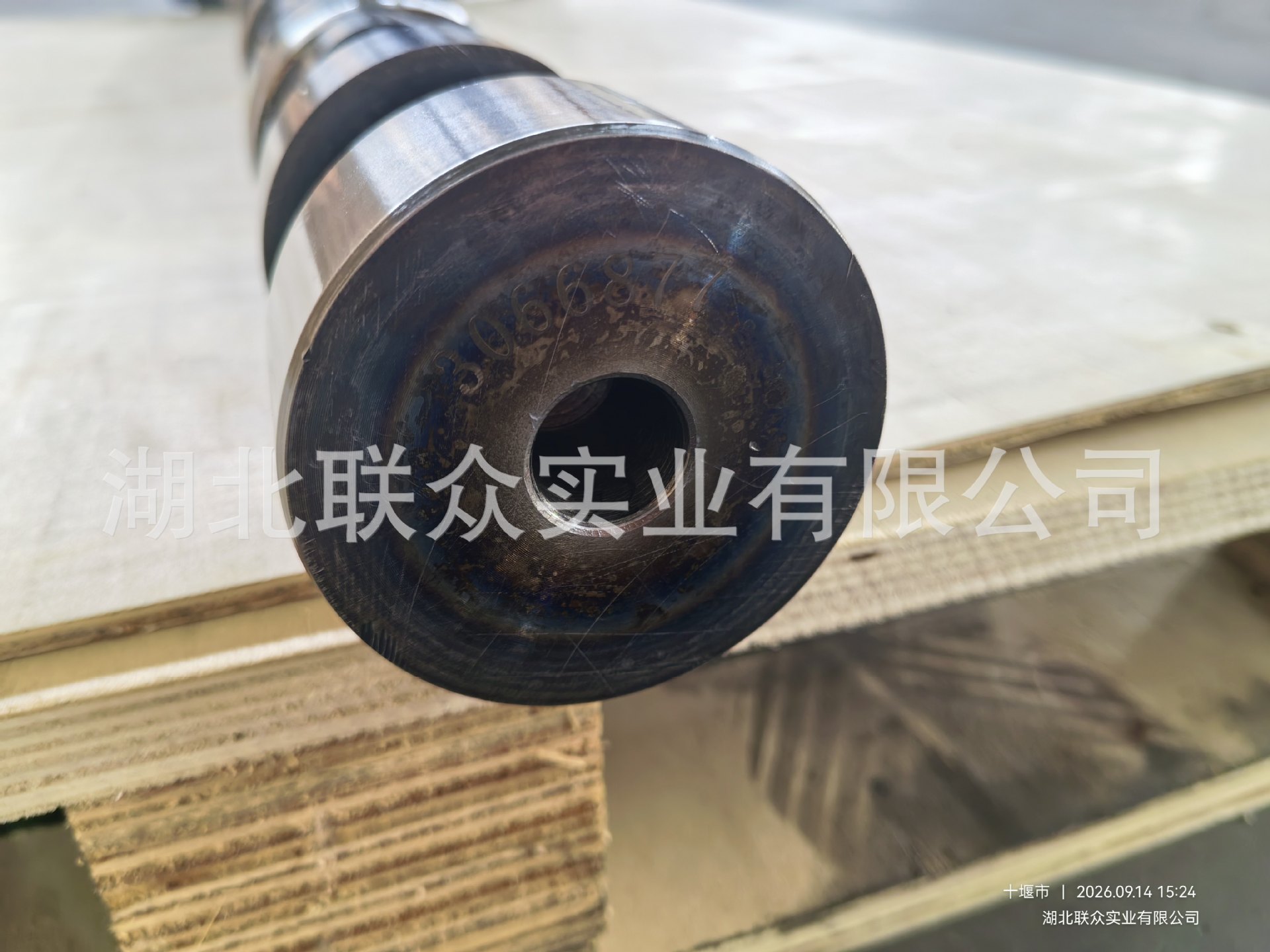 Suitable for Cummins KTA19 engine camshaft 3066877