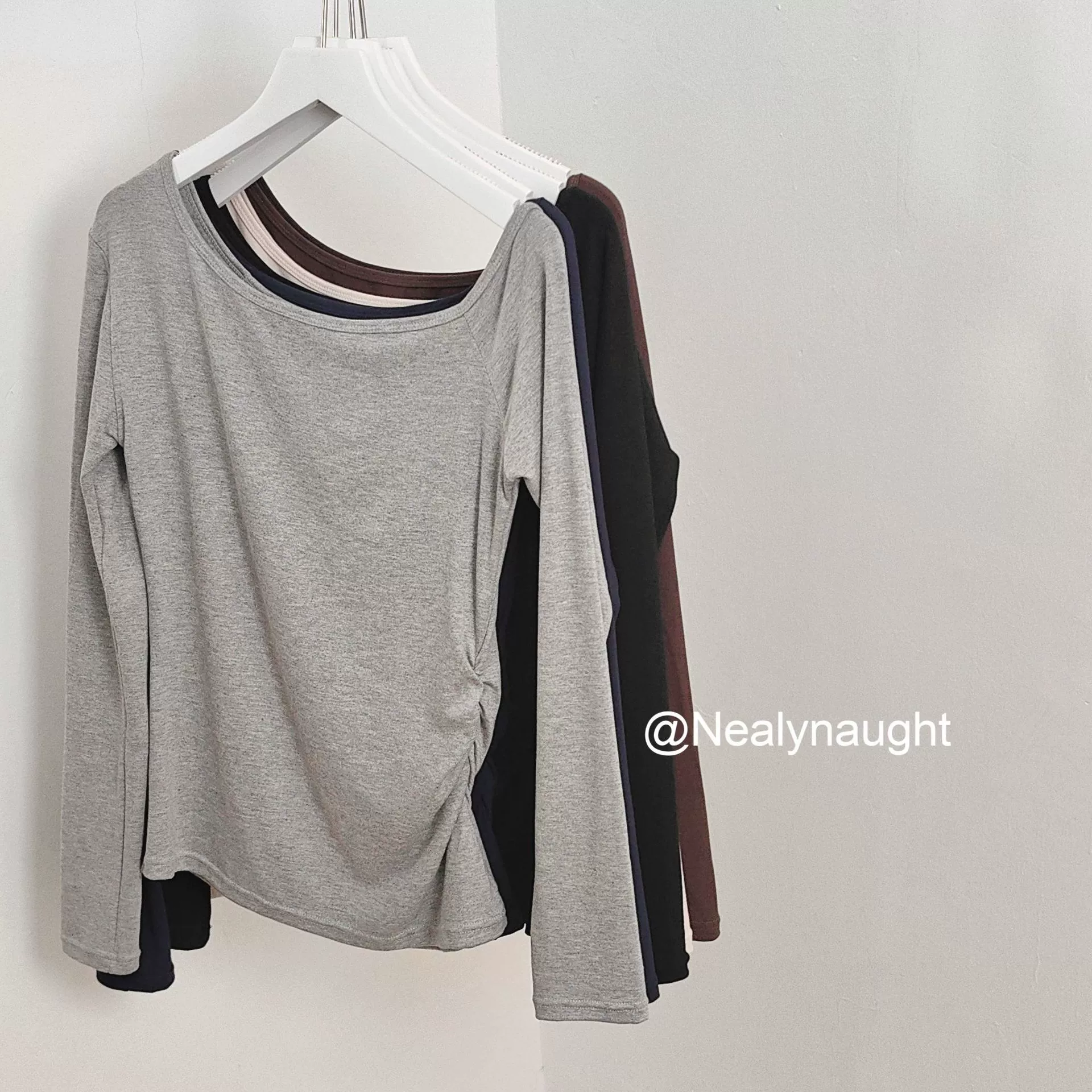 Чистая горячая девушка стройная талия тонкая с открытыми плечами и длинными рукавами