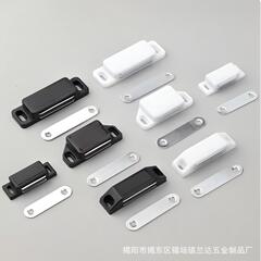 プラスチックキャビネットの強い磁気ドアが家具の部品にぶつかります。