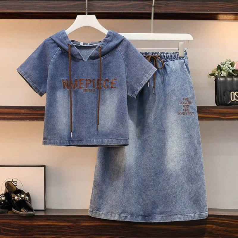 Модный джинсовый комплект из двух предметов с эластичной юбкой и курткой с капюшоном для женщин, летний модный свободный утягивающий наряд в корейском стиле.