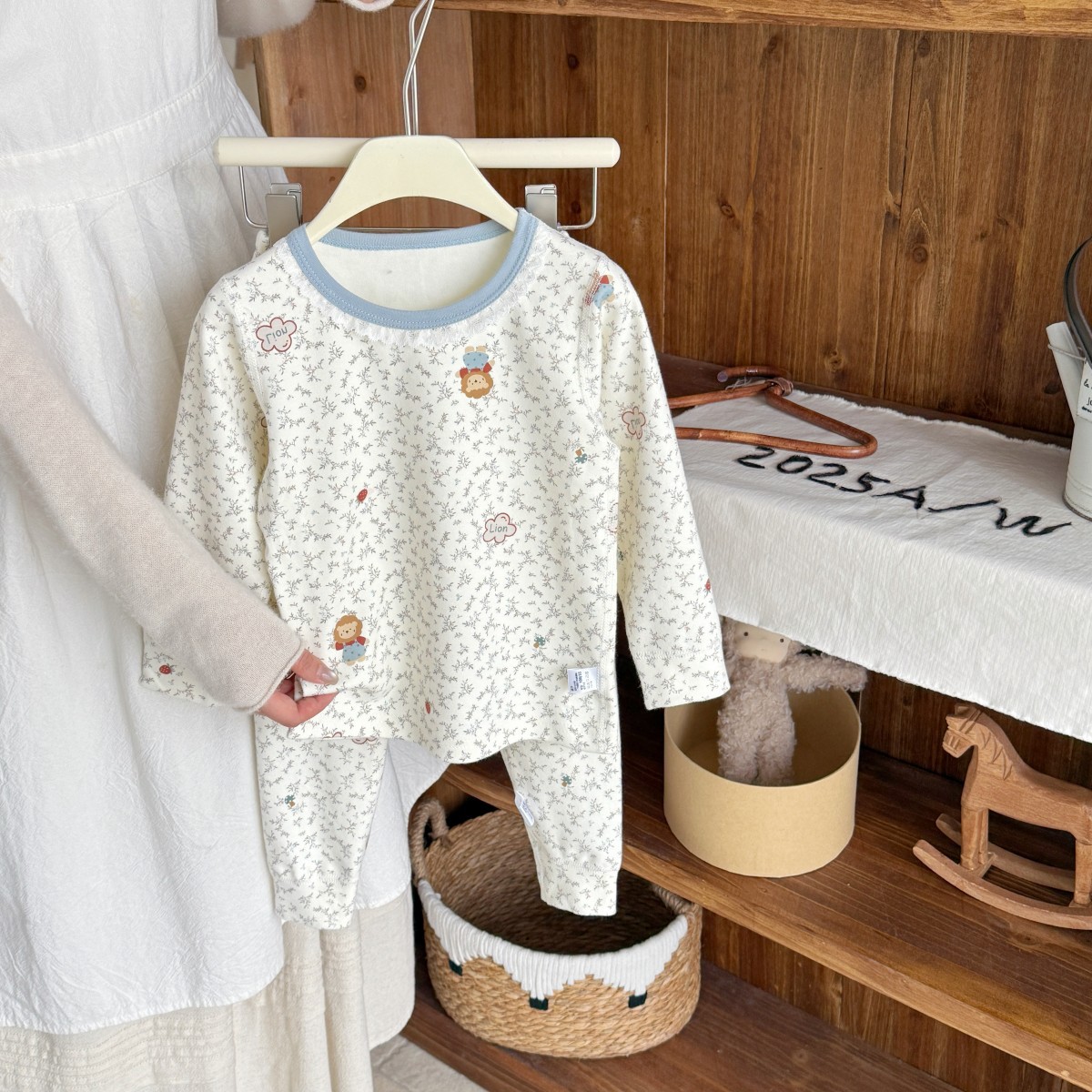 Pijamas infantiles de terciopelo de invierno calentador conjunto de ropa interior sin hueso engrosado chaqueta de otoño para niños y niñas pantalones de otoño para bebés ropa para el hogar