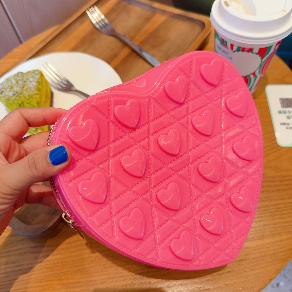 The 2025 new heart-shaped bag is a fashionable and versatile single-shoulder crossbody small bag. It's a cute jelly bag for women in summer Item Picture
