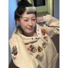 アメリカのレトロな趣味のクレヨンしんちゃんの刺繍のボタンと帽子のカーディガンの女性の秋冬のベルベットの厚いゆったりしたコート