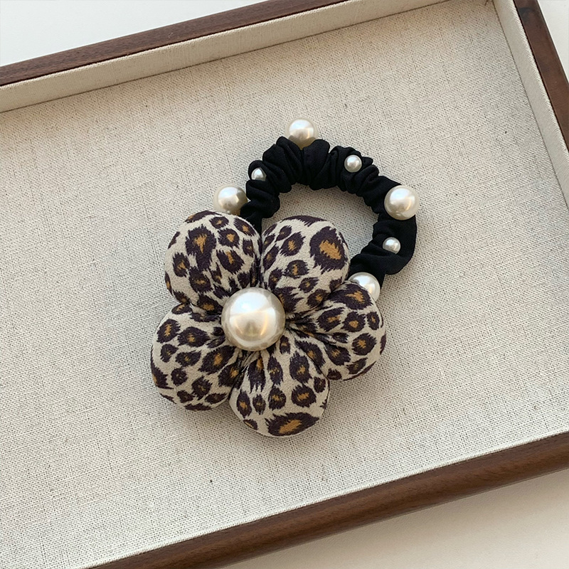 Corea del Sur Dongdaemun nuevo patrón de leopardo de perla relleno de algodón flor tridimensional lindo agarrar clips de correa clips de tiburón adornamiento para el cabello pequeño