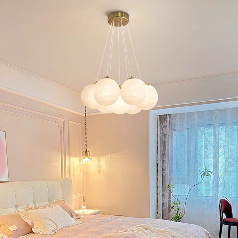 Lámpara francesa nube viento dormitorio nuevo estilo de crema ligera simple candelabro lámpara de red de vidrio invitados bola roja ahora