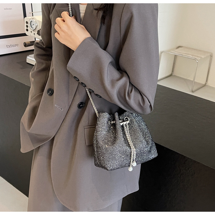 2024 Borsa a tracolla piccola con catena a secchiello versatile e alla moda con alta qualità e nuova borsa a tracolla unica e popolare_voghion.com