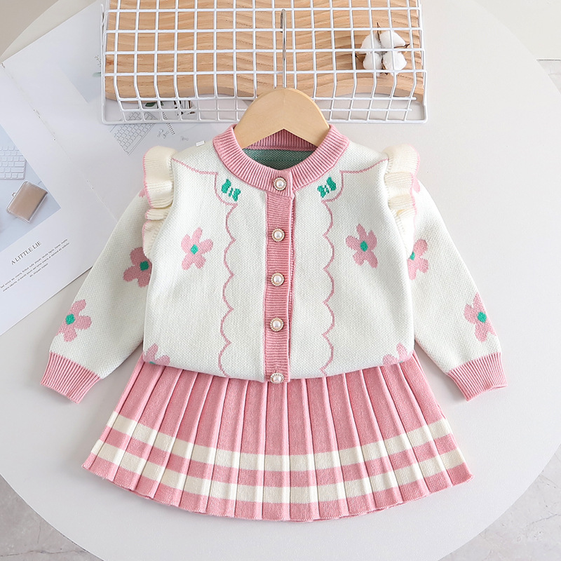 Flickset med stickad kofta och plisserad kjol_voghion.com