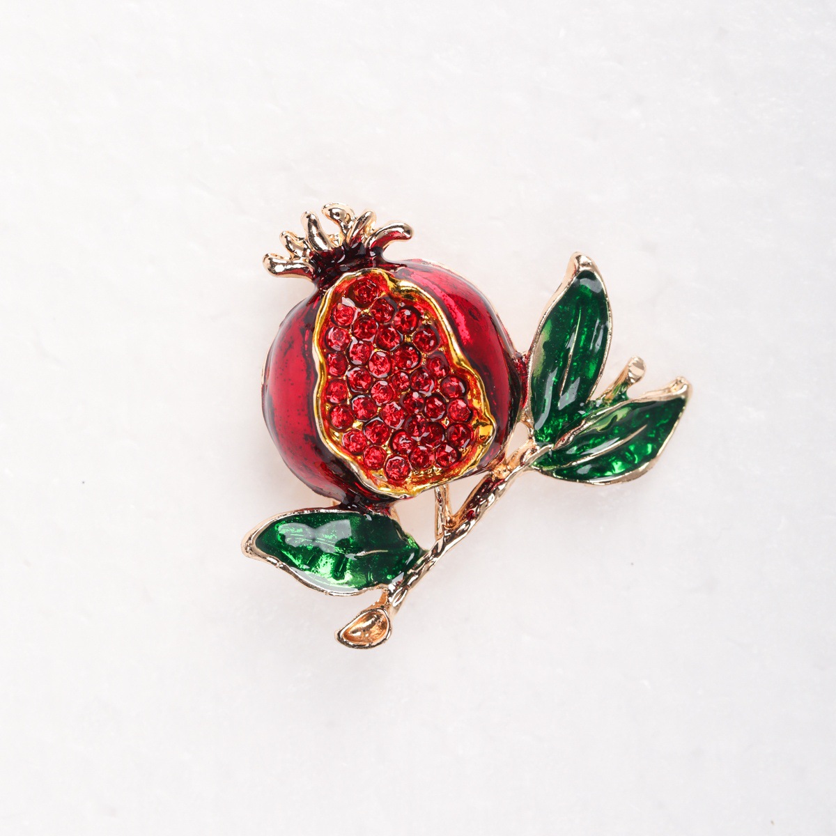 Neue, stilvolle und schlichte Granatapfelbrosche aus Emaille und Strasssteinen – elegant und frisch, das perfekte Accessoire für Damenanzüge und Blusen._voghion.com