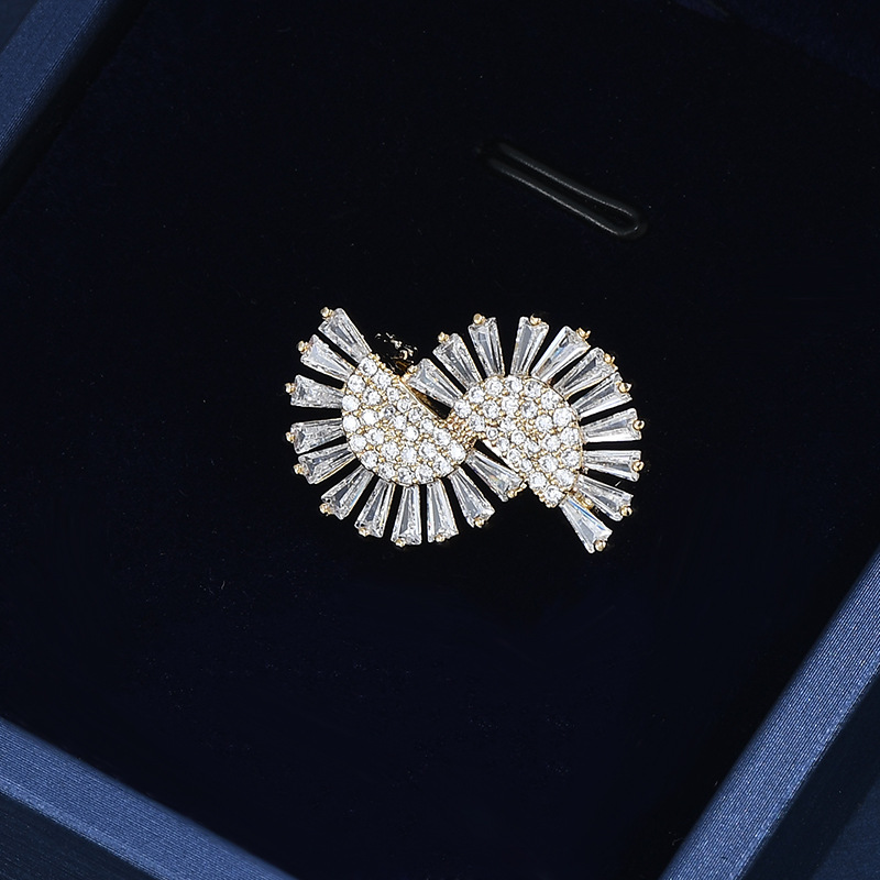 2023 nuevo vestido de diseño de personalidad anti-fuerte de luz broche fijo para mujeres polifacéticas francesas de alto nivel botón de perla