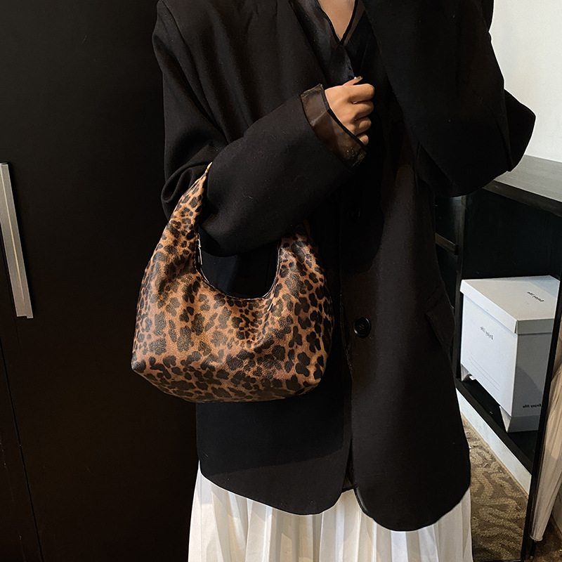 Este año, la popularidad de la bolsa de media luna de leopardo, otoño y invierno, nuevo bolso de mano, bolso para mujeres, otoño y invierno, 2024 tendencia de moda, bolso de brazo.