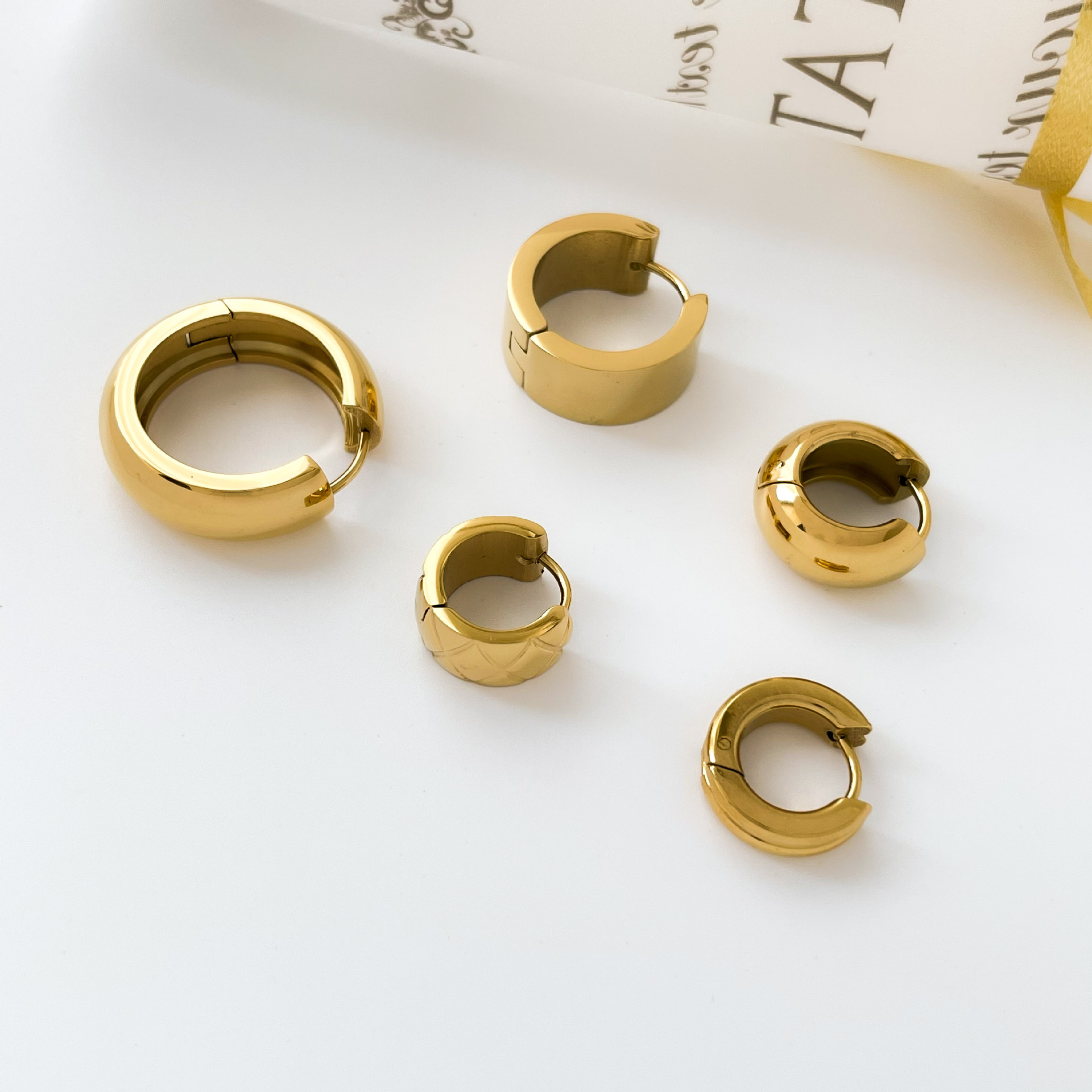 1 Paar Einfacher Stil Einfarbig Überzug Titan Stahl Vergoldet Ohrringe display picture 1
