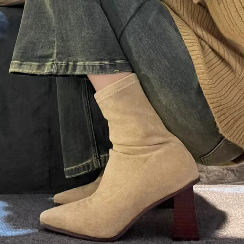Sapato de cano alto cor damasco para mulheres, salto grosso, bico fino, versátil, novo modelo outono/inverno 2024, estilo coreano, camurça elástica e modelagem slim._voghion.com