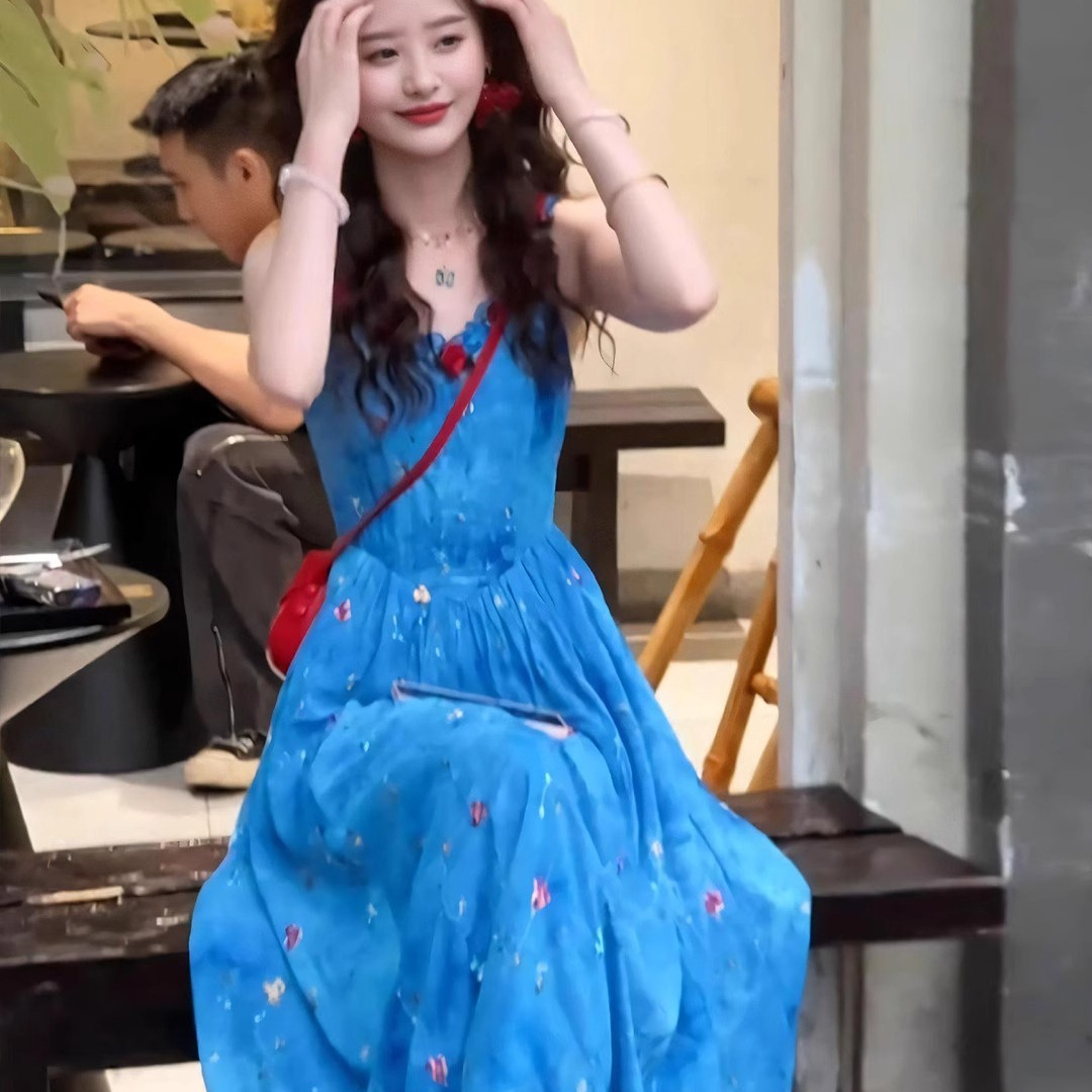 法式蓝色吊带连衣裙女2025夏季新款海边度假独特漂亮碎花长裙子