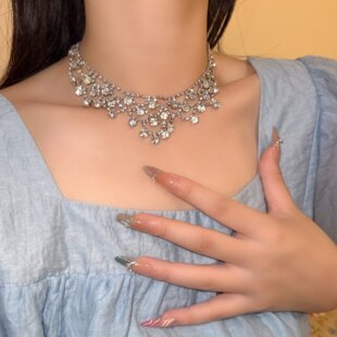 ҹ��ǧ���L_�M荾W��ˮ����Ů�߼��К��|�i���choker�W����