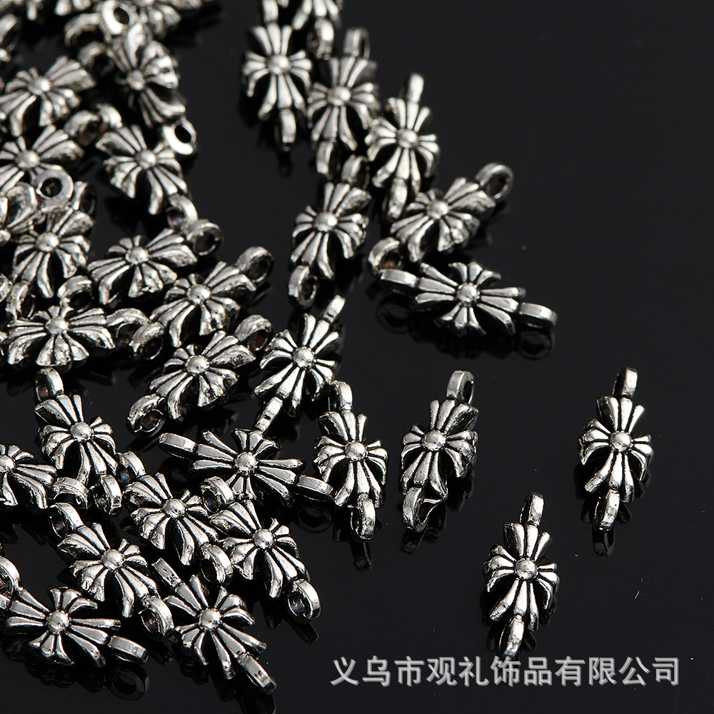 Retro clásico Croce Heart Cross agujero recto plata antigua plata tibetana plata brillante aleación de material diy accesorios espaciador de perlas