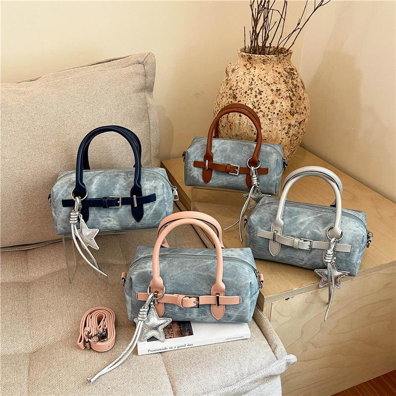 This year's popular sweet small square handbag for women is the 2026 summer new model, featuring a color-blocked design, suitable for commuting and can be worn as a shoulder bag or crossbody bag