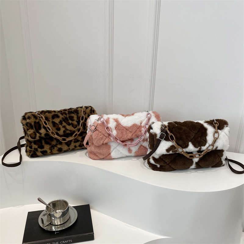 2025 principios de primavera nueva moda simple bolso de hombro de peluche personalidad mujer textura de moda suave bolso de pelo glutinoso brazo