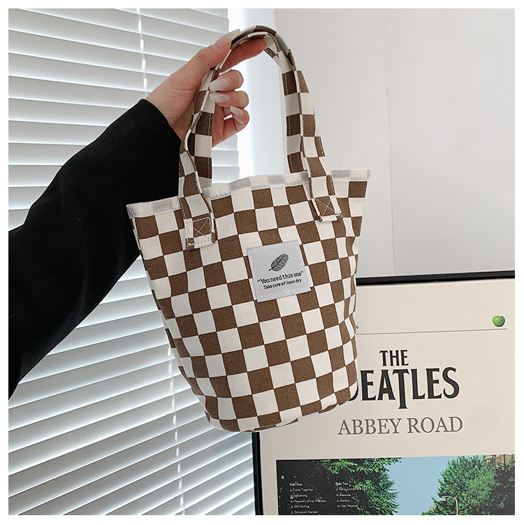 A fashionable new Japanese and Korean chic black and white checkered canvas bag, a large-capacity single-shoulder bag for women, and a simple student handbag undefined