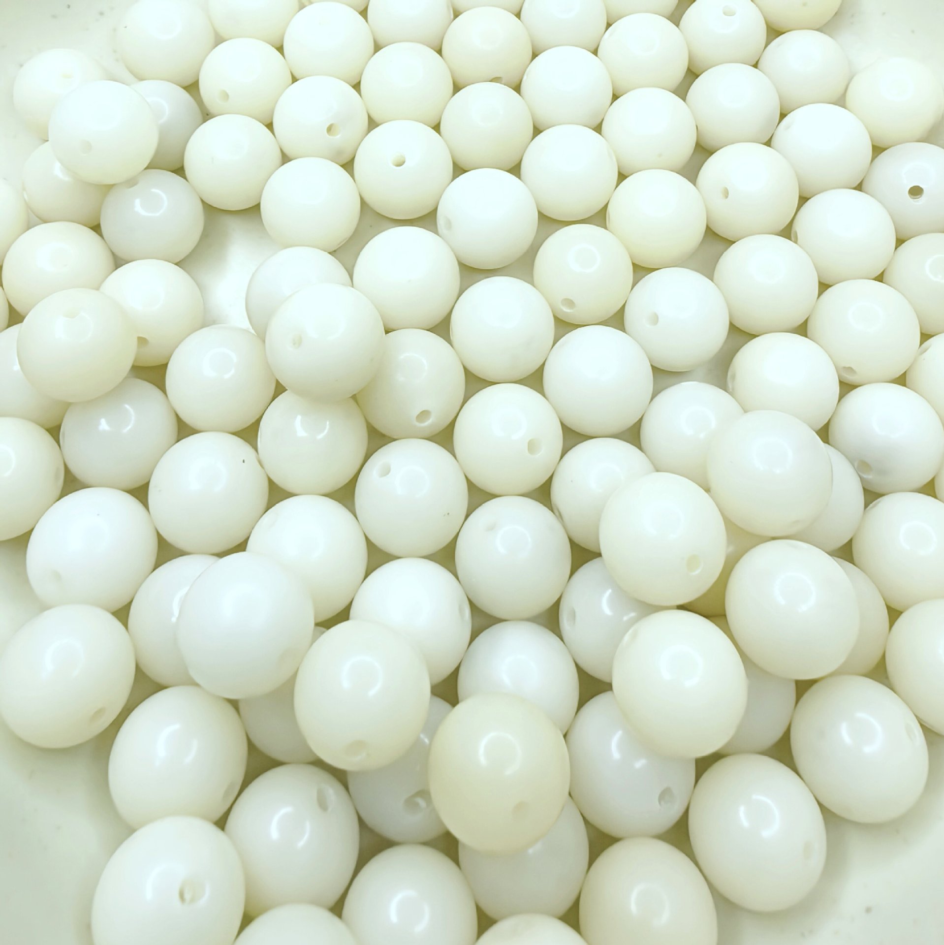 Бусины круглые белые 13мм