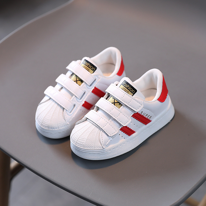 Zapatos para niños al por mayor primavera y otoño niños y niñas Baby Shell Head Sneaker zapatos blancos casuales para niños zapatos de tablero de fondo suave para niños moda