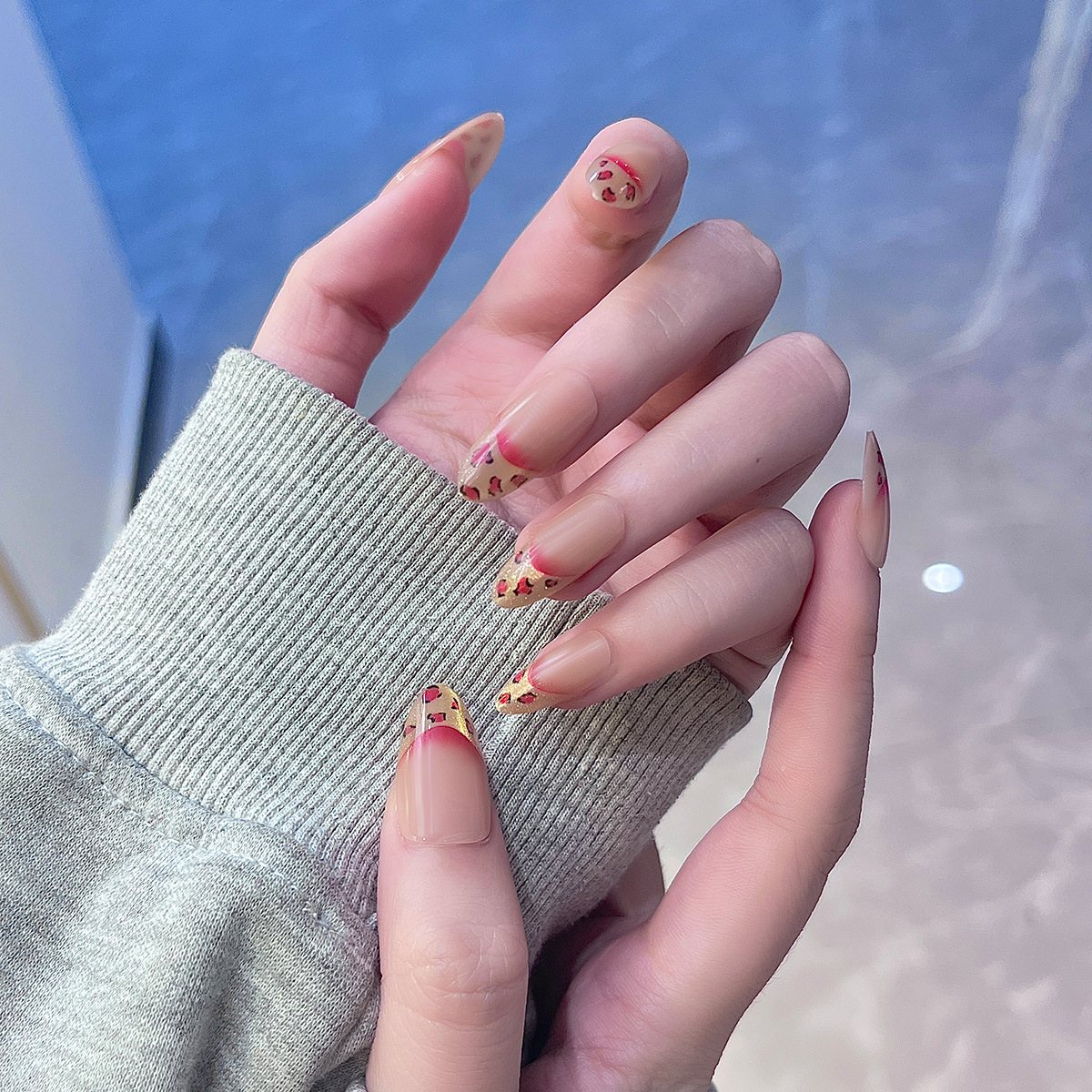 Uña hecha a mano de otoño y invierno gradiente estampado leopardo francés manicure tridimensional simple estilo de personalidad universal y medio mano de usar uñas