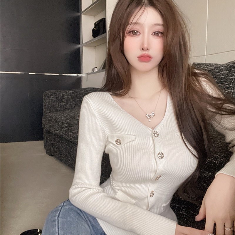 小香风气质新款V领针织开衫外套上衣女口袋金扣洋气修身显瘦纯欲