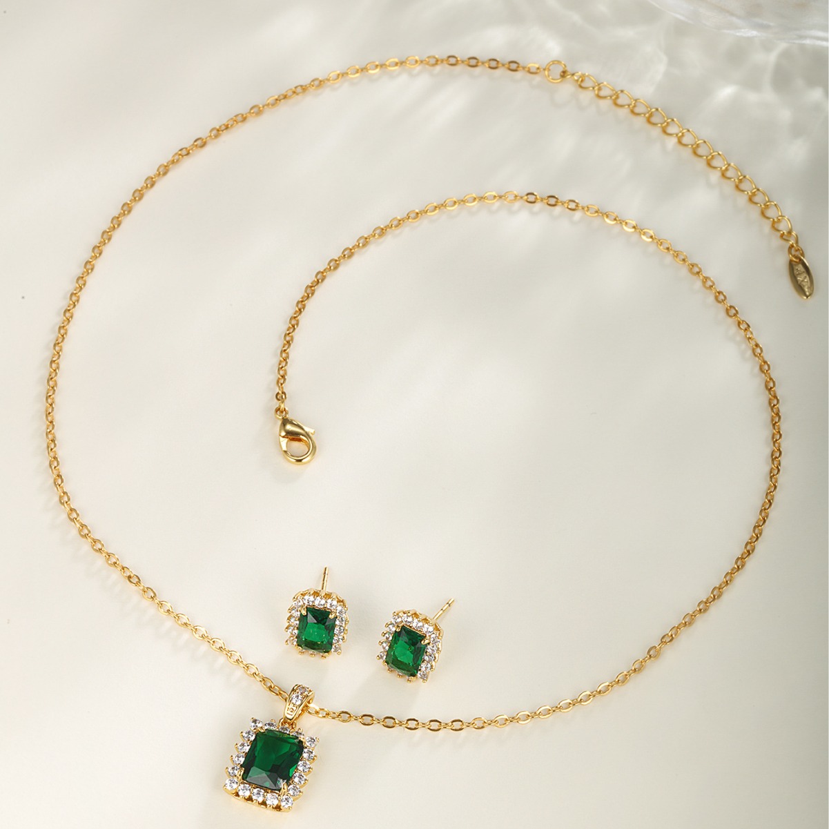 Xuping Jewelry Color Treasure Series Pendientes cuadrados geométricos con incrustaciones de cobre con circón Colgante elegante conjunto de gemas retro