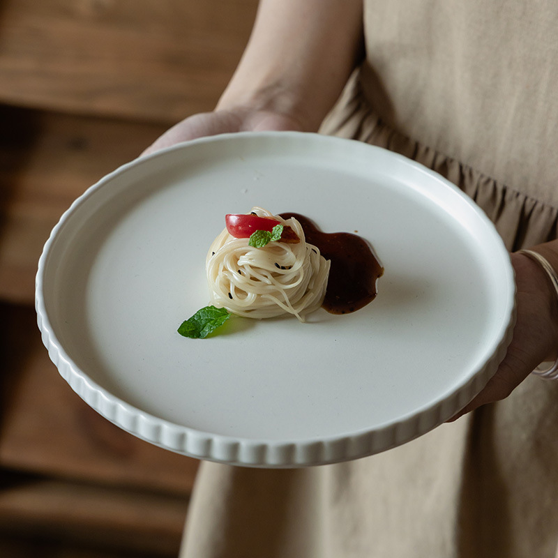 Plato básico de filete de color sólido Plato de cerámica en relieve Plato de cocina casera al por mayor Plato de vajilla de alta calidad Plato de cena occidental