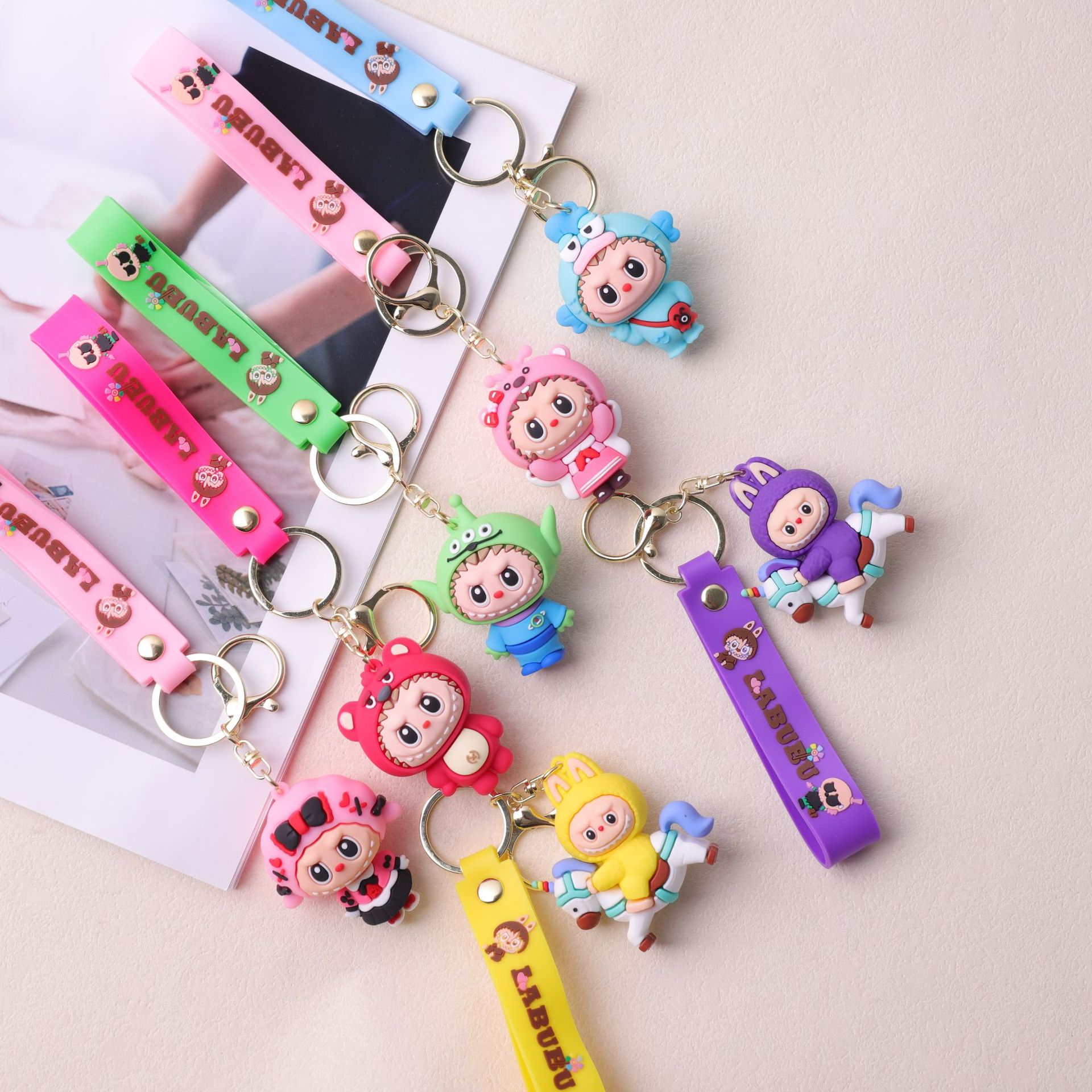 Sesame Street colgante muñeca joyería linda al por mayor de dibujos animados motocicleta colgante mochila pareja llavero llavero llavero