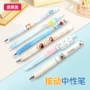 奥德美按动学生书写水笔